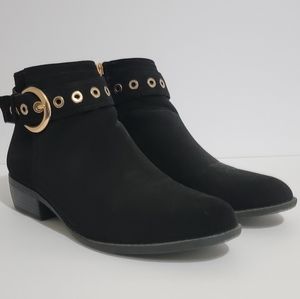 Ankle boots with bracelet decorating.